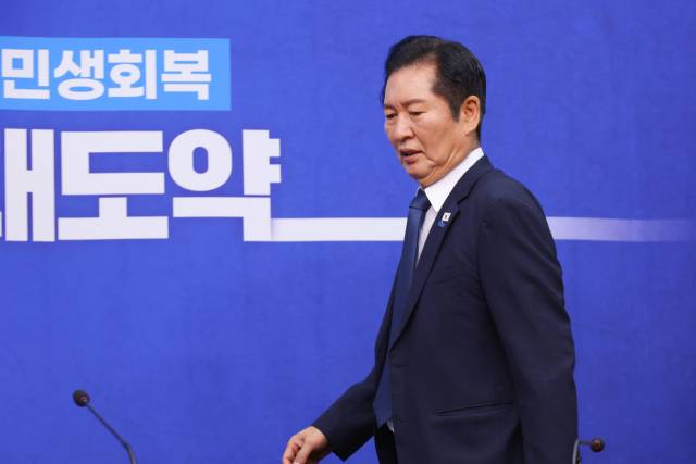 정청래 더불어민주당 대표가 19일 서울 여의도 국회에서 열린 최고위원회의에 입장하고 있다. 연합뉴스