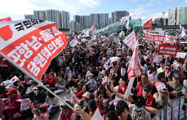 21일 대구 동구 동대구역 광장에서 열린 '야당탄압·독재정치 국민 규탄대회'에 참가한 국민의힘 당원들이 정부·여당 규탄 구호를 외치고 있다. 연합뉴스