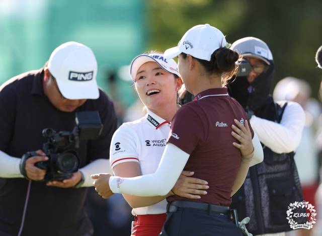 이다연(왼쪽)이 21일 하나금융그룹 챔피언십에서 우승한 뒤 연장전 승부를 벌인 이민지에게 축하를 받고 있다. 사진 제공=KLPGA