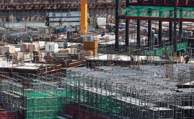 서울 시내의 한 아파트 현장에서 노동자들이 작업을 하고 있다. 뉴스1