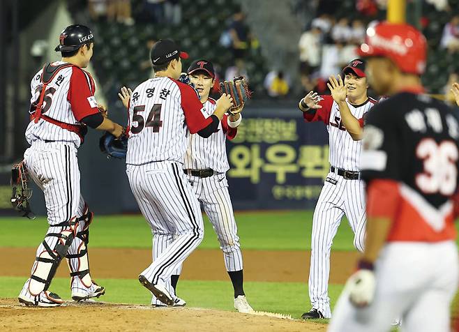 경기, 14대0 대승을 거둔 LG 선수들이 기쁨을 나누고 있다. ⓒ뉴스1