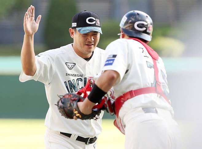 SSG 노경은(왼쪽). 사진제공|SSG 랜더스