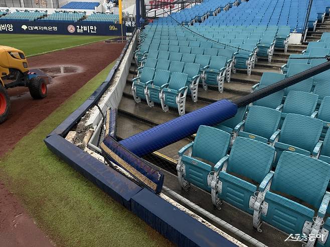 17일 대구 롯데-삼성전에 앞서 대구삼성라이온즈파크 1루측 익사이팅존의 중앙 철골 기둥이 넘어지는 사고가 발생했다. KBO가 21일 현장에서 보수 작업을 마친 철골 기둥에 대한 실사를 진행했고, 다음 홈경기인 23일 대구 두산 베어스전을 정상적으로 치를 수 있다는 결론을 내렸다. 스포츠동아 DB