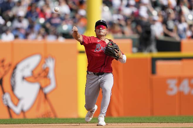 김하성이 21일 미국 미시간주 디트로이트의 코메리카 파크에서 열린 디트로이트 타이거스와 2025 메이저리그(MLB) 정규리그 원정 경기에서 송구하고 있다.  디트로이트 | AP연합뉴스