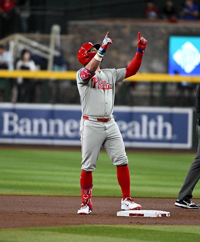 카일 슈와버가 21일 미국 애리조나주 피닉스의 체이스 필드에서 열린 애리조나 다이아몬드백스와 경기에서 1타점 2루타를 친 뒤 세리머니를 하고 있다.  피닉스 | AFP연합뉴스