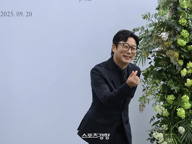 개그맨 이수근이 지난 20일 정오 서울 서초구 반포동 세빛플로팅아일랜드 루프탑에서 열린 개그맨 김병만의 결혼식에 사회자로 참석해 포즈를 취하고 있다. 사진 스포츠경향DB