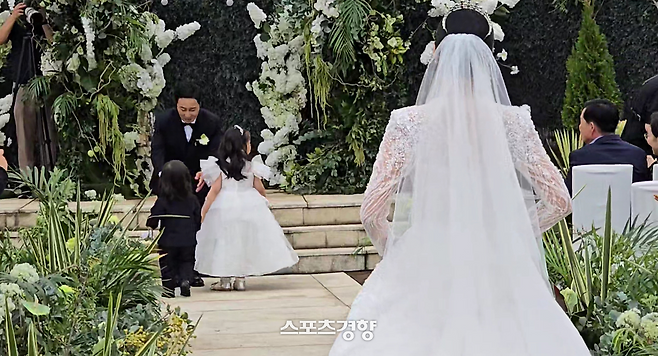 김병만(왼쪽에서 두 번째), 현은재 부부가 지난 20일 정오 서울 서초구 반포동 세빛플로팅아일랜드 루프탑에서 결혼식을 올리고 두 자녀와 함께 행진을 준비하고 있다. 사진 스포츠경향DB