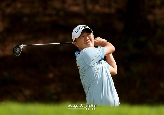 박성국이 지난 20일 경북 구미시 골프존카운티 선산에서 열린 골프존 오픈 3라운드 도중 9번 홀에서 티샷을 하고 있다. KPGA 제공