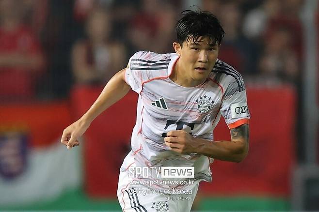 ▲ 한국 수비의 ‘철벽’ 김민재가 큰 부상을 피하면서 뮌헨은 핵심 수비 라인을 안정적으로 운영할 수 있게 됐다. 앞으로 며칠간 컨디션 회복에 집중한 뒤, 다시 그라운드를 지배할 모습에 독일 언론들의 기대가 커지고 있다.