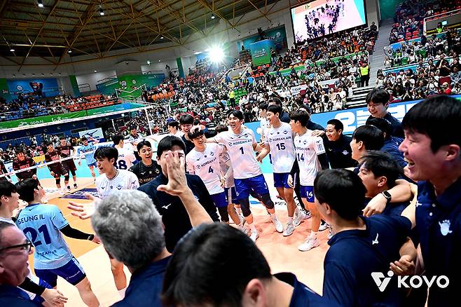 인천 대한항공 점보스 선수들이 20일 전남 여수 진남체육관에서 열린 2025 여수·NH농협컵 프로배구대회 남자부 결승에서 OK저축은행을 꺾고 우승을 차지한 뒤 기뻐하고 있다. /사진=한국배구연맹(KOVO) 제공