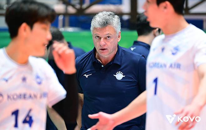 선수들을 지켜보고 있는 헤난 달 조토 대한항공 감독. /사진=한국배구연맹(KOVO) 제공