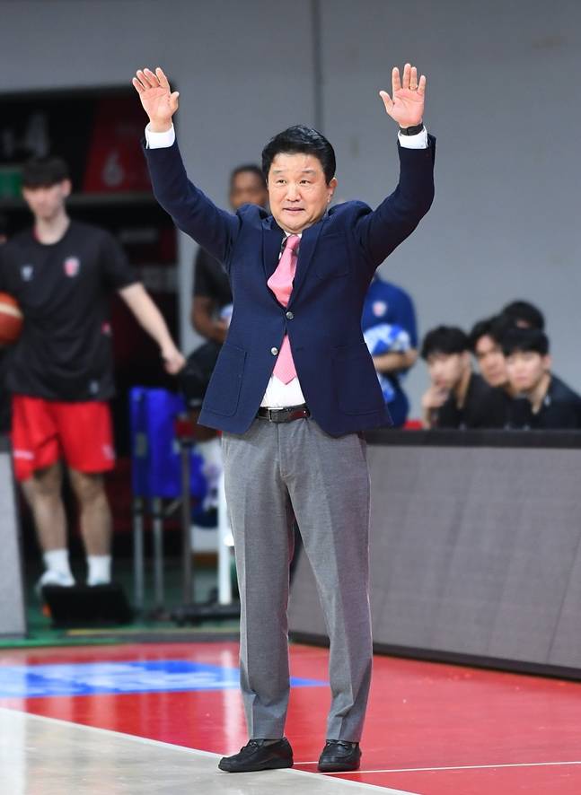 20일 소노전 도중 작전 지시를 하고 있는 유도훈 감독. /사진=KBL