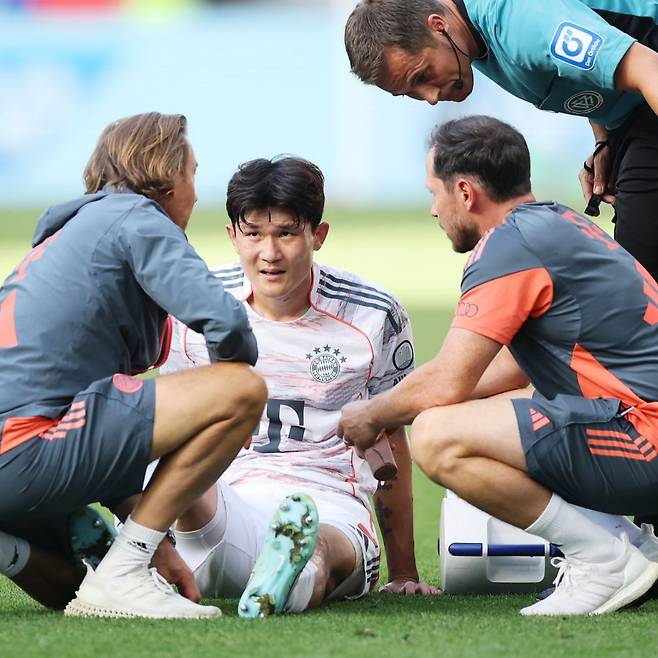 김민재(왼쪽에서 두 번째)가 20일(한국시간) 독일 진스하임 프리제로 아레나에서 열린 호펜하임과 2025~2026시즌 분데스리가 4라운드 원정 경기 중 의료진의 말을 듣고 있다. /사진=바이에른 앤 저머니 갈무리
