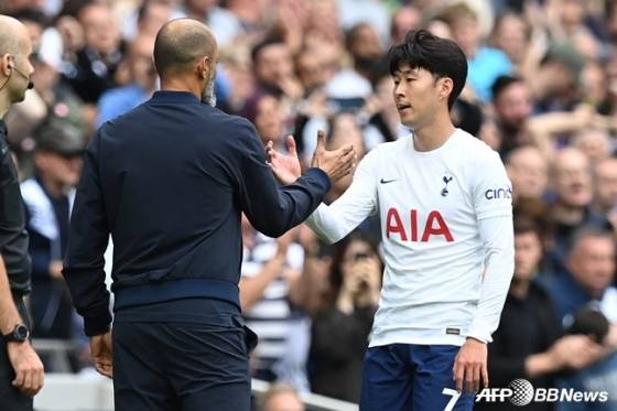 토트넘 시절 누누 감독이 손흥민과 악수하고 있다. /AFPBBNews=뉴스1