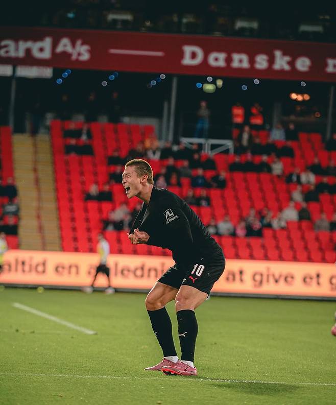 FC 미트윌란 조규성이 지난 18일 덴마크축구협회컵 올보르BK전에서 골을 터뜨린 뒤 포효하고 있다. /사진=FC미트윌란 SNS 캡처