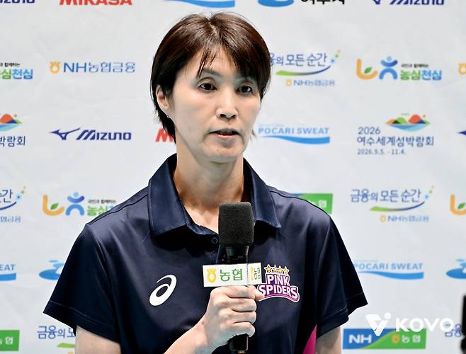 방송 인터뷰 중인 요시하라 도모코 흥국생명 감독. /사진=한국배구연맹(KOVO) 제공