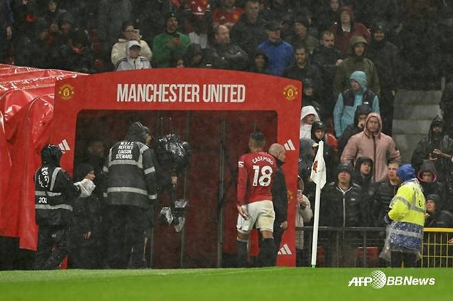 퇴장 후 경기장을 빠져 나가는 카세미루(18번). /AFPBBNews=뉴스1