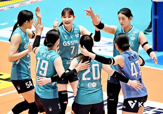 GS칼텍스 선수들이 21일 전남 여수 진남체육관에서 열린 2025 여수·NH농협컵 프로배구대회 여자부 조별리그 A조 1차전 페퍼저축은행전 득점 성공 이후 기뻐하고 있다. /사진=한국배구연맹(KOVO) 제공