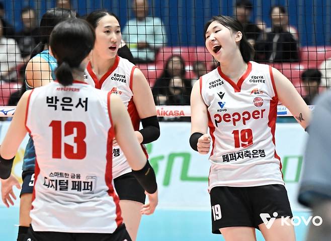 페퍼저축은행 선수들이 21일 전남 여수 진남체육관에서 열린 2025 여수·NH농협컵 프로배구대회 여자부 조별리그 A조 1차전 GS칼텍스전 득점 성공 이후 기뻐하고 있다. /사진=한국배구연맹(KOVO) 제공