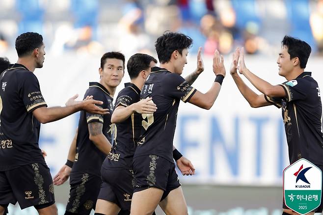 김경민(오른쪽에서 두 번째)이 21일 오후 4시 30분 수원종합운동장에서 열린 하나은행 K리그1 2025 30라운드에서 수원FC의 선제골에 기뻐하고 있다. /사진=한국프로축구연맹 제공