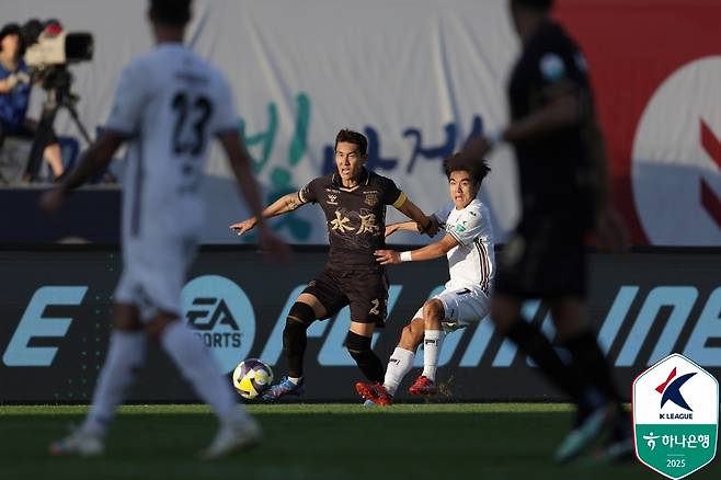이용(가운데)과 김대원(오른쪽)이 21일 오후 4시 30분 수원종합운동장에서 열린 하나은행 K리그1 2025 30라운드 경기 중 경합하고 있다. /사진=한국프로축구연맹 제공