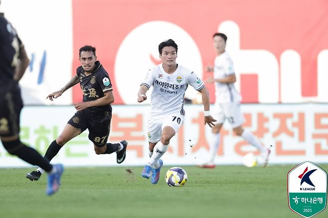 루안(왼쪽)과 구본철의 21일 오후 4시 30분 수원종합운동장에서 열린 하나은행 K리그1 2025 30라운드 중. /사진=한국프로축구연맹 제공
