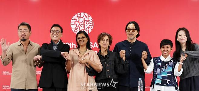 [부산=뉴시스] 박진희 기자 = 제30회 부산국제영화제 경쟁부분 심사위원장 나홍진 감독, 심사위원 홍콩 배우 양가휘, 인도 배우 겸 감독 난디타 다스, 이란 여성 감독 마르지예 메쉬키니, 영화 감독 코고나다, 인도네시아 프로듀서 율리아 에비나 바하라, 배우 한효주가 18일 부산 해운대구 영화의전당 비프힐에서 기자회견을 하고 있다. 2025.09.18. pak7130@newsis.com /사진=박진희