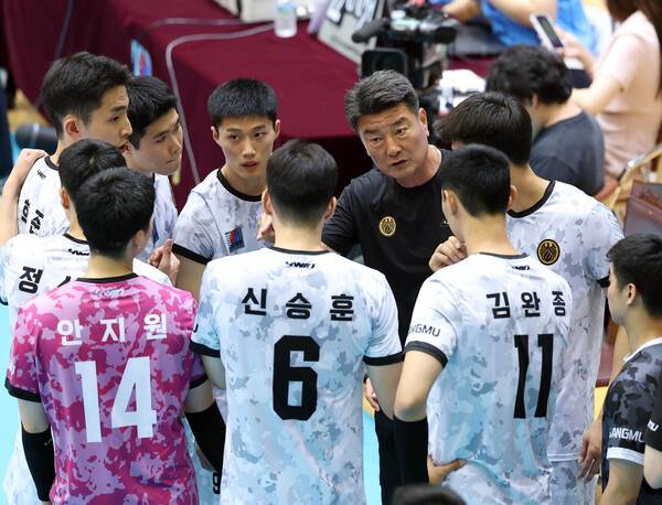 국군체육부대 선수들이 실업배구대회에서 벤치 작전 모습.