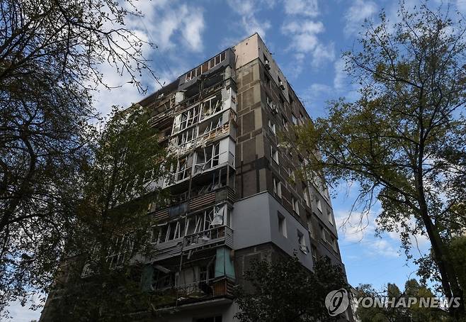 20일 러시아 공습으로 부서진 드니프로의 아파트 [로이터 연합뉴스 재판매 및 DB 금지]