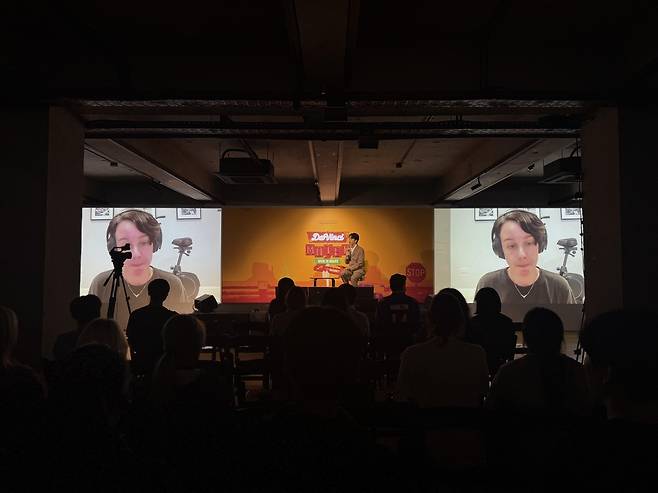 '2025 다빈치모텔' 데버라 스미스 화상 강연 데버라 스미스가 20일 오후 서울 용산구 현대카드 스토리지에서 개최된 '2025 현대카드 다빈치모텔' 행사에서 '한국 문학을 세계로 이끈 번역의 힘'을 주제로 화상 강연하는 모습. [현대카드 제공. 재판매 및 DB 금지]