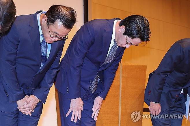 고개숙여 사과하는 조좌진 롯데카드 대표 (서울=연합뉴스) 서대연 기자 = 조좌진 롯데카드 대표이사가 18일 서울 중구 부영태평빌딩에서 해킹 사고로 인한 고객 정보 유출사태에 대해 대고객 사과를 하고 있다. 2025.9.18 dwise@yna.co.kr