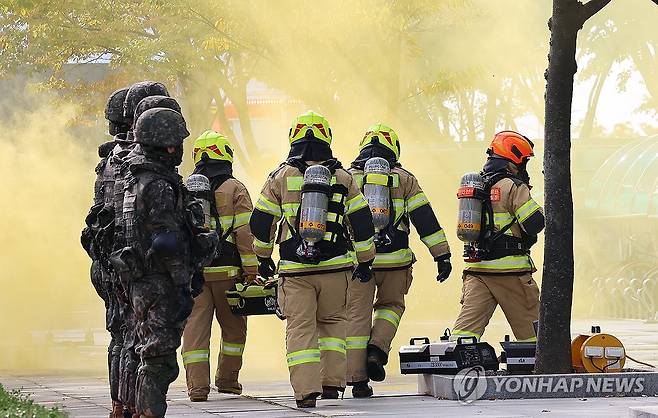 긴급 투입되는 신속동료구조팀 (인천=연합뉴스) 임순석 기자 = 25일 오후 인천 연수구 부영송도타워에서 실시된 준초고층 건물화재 재난대응 안전한국훈련 긴급구조종합훈련에서 고립된 소방대원을 구조하기 위해 신속동료구조팀(RIT)이 화재 건물 속으로 투입되고 있다. 2024.10.25 soonseok02@yna.co.kr