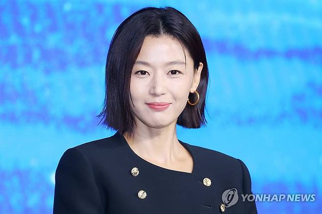 전지현 (서울=연합뉴스) 진연수 기자 = 배우 전지현이 2일 서울 종로구 포시즌스호텔에서 열린 디즈니+ 오리지널 시리즈 '북극성' 제작발표회에서 포즈를 취하고 있다. 2025.9.2 jin90@yna.co.kr