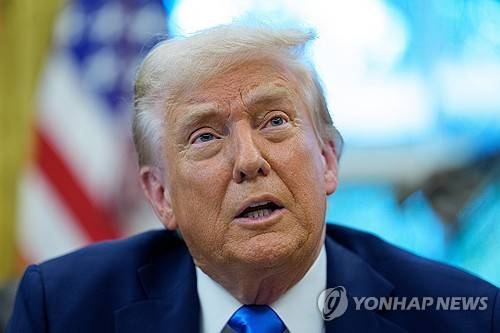 트럼프 미국 대통령 (워싱턴DC EPA=연합뉴스 자료사진) 2025년 9월 19일 미국 백악관의 대통령 집무실에서 도널드 트럼프 미국 대통령이 새로운 투자이민 프로그램인 '트럼프 골드 카드'를 도입하라는 행정명령에 서명하고 기자들에게 설명하고 있다. (EPA/Aaron Schwartz / POOL) 2025.9.21.