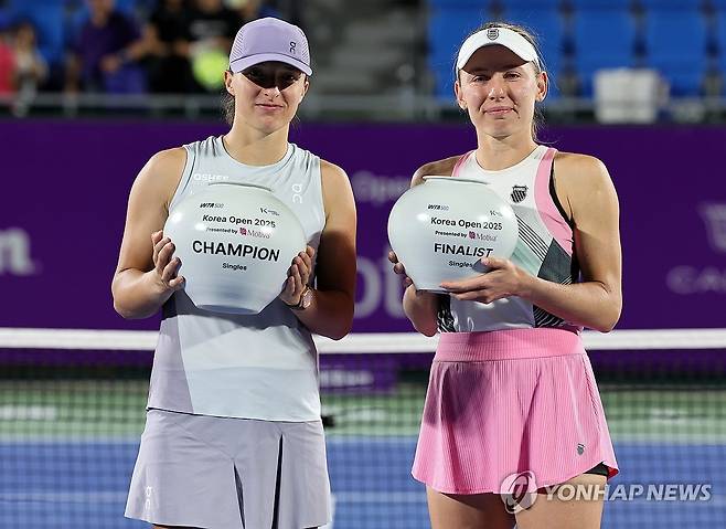 기념사진 찍는 시비옹테크·알렉산드로바 (서울=연합뉴스) 이동해 기자 = 우승을 차지한 이가 시비옹테크(왼쪽)와 준우승을 차지한 에카테리나 알렉산드로바가 21일 오후 서울 송파구 올림픽공원 테니스경기장에서 열린 여자프로테니스(WTA) 투어 코리아오픈 단식 결승 시상대에서 사진촬영을 하고 있다. 2025.9.21 eastsea@yna.co.kr