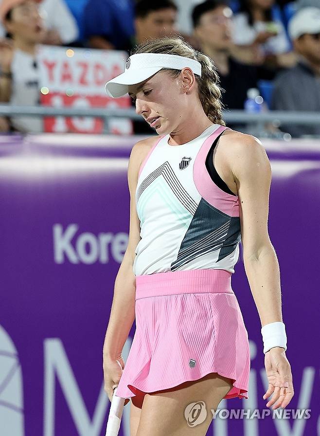 아쉬워하는 알렉산드로바 (서울=연합뉴스) 이동해 기자 = 에카테리나 알렉산드로바(11위·러시아)가 21일 오후 서울 송파구 올림픽공원 테니스경기장에서 열린 여자프로테니스(WTA) 투어 코리아오픈 단식 결승에서 이가 시비옹테크(2위·폴란드)와의 맞대결에서 실점 후 아쉬워하고 있다. 2025.9.21 eastsea@yna.co.kr