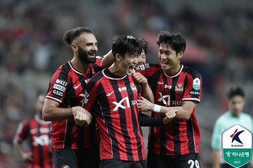 시즌 첫 공격 포인트 작성하고 축하받는 이승모 [한국프로축구연맹 제공. 재판매 및 DB 금지]