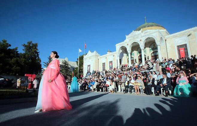 튀르키예에 선보인 한복 (이스탄불=연합뉴스) 20일(현지시간) 튀르키예 앙카라에서 열린 K-컬처 행사에서 현지 모델이 한복을 입고 런웨이를 걷고 있다. [주튀르키예한국문화원 제공. 재판매 및 DB 금지] 2025.9.21 photo@yna.co.kr