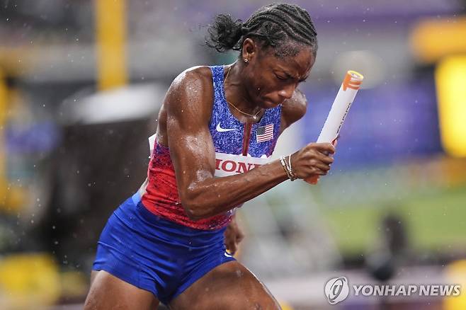 역주하는 제퍼슨 (도쿄 AP=연합뉴스) 제퍼슨이 21일 일본 도쿄 국립경기장에서 열린 2025 세계육상선수권 여자 400ｍ 계주 결선에서 미국 1번 주자로 나서 역주하고 있다.