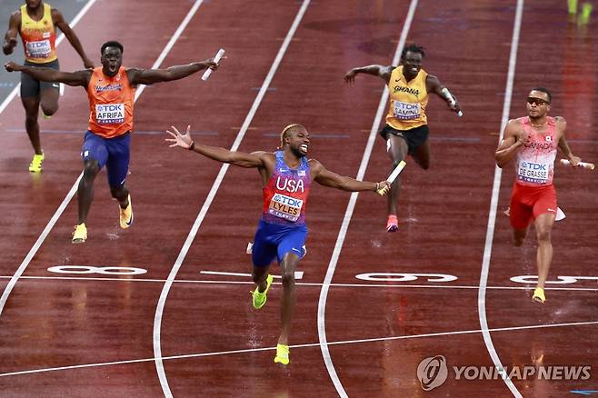 라일스, 도쿄 세계선수권 2관왕 (도쿄 EPA=연합뉴스) 라일스(가운데)가 21일 일본 도쿄 국립경기장에서 열린 2025 세계육상선수권 남자 400ｍ 계주 결선에서 미국 앵커로 나서 가장 먼저 결승선을 통과하고 있다.