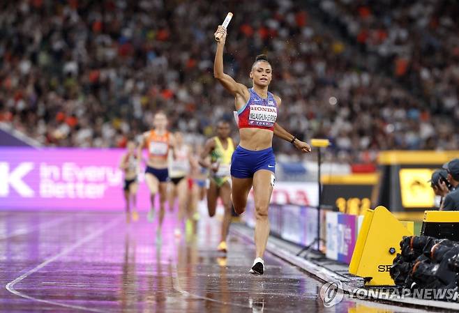 매클로플린, 도쿄에서 대회신기록 2개 (도쿄 EPA=연합뉴스) 매클로플린(앞)이 21일 일본 도쿄 국립경기장에서 열린 2025 세계육상선수권 여자 1,600ｍ 계주 결선에서 미국 앵커로 나서 가장 먼저 결승선을 통과하고 있다. 매클로플린은 1,600ｍ 계주와 개인 400ｍ에서 대회신기록을 세우며 우승했다.