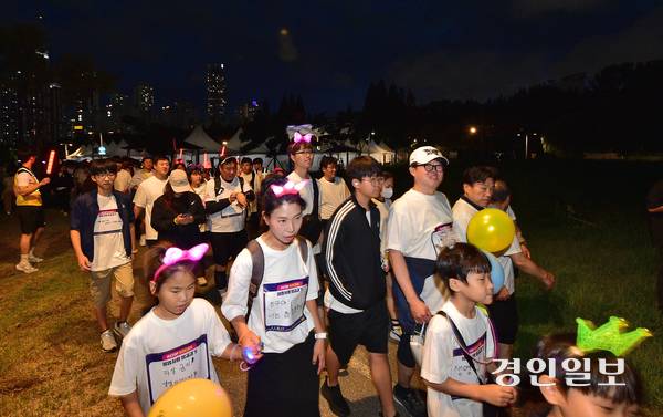 인천생명의전화와 인천시교육청, 경인일보가 공동주최한 2025 인천 생명사랑 밤길걷기가 열린 20일 오후 인천 송도국제도시 달빛공원에서 참가자들이 밤길을 걸으며 생명존중 캠페인에 참여하고 있다. 2025.9.20 /조재현기자 jhc@kyeongin.com