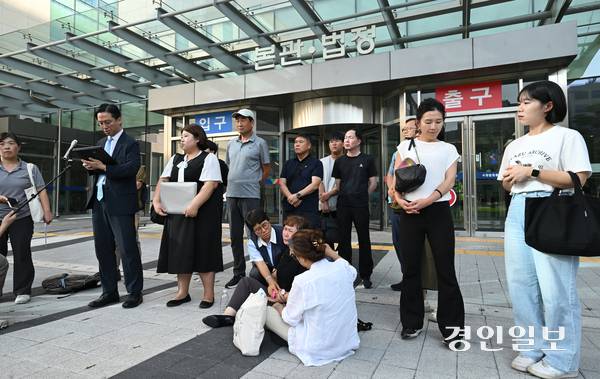 화성 아리셀 공장 화재 사고에 대한 형사 1심 최종변론일인 23일 오후 수원지방법원에서 유가족들과 관계자들이 공판을 마치고 법원을 나오고 있다. 2025.7.23 /최은성기자 ces7198@kyeongin.com
