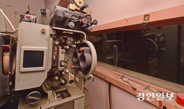 양키시장 천장 슬래브(콘크리트 구조물) 위에 지어진 오성극장은 양키시장과 더불어 동인천 상권의 부흥과 서민 문화 발전에 크게 기여했다. 오성극장에 그대로 남아 있는 먼지 쌓인 영사기. 2025.9.12 /조재현기자 jhc@kyeongin.com