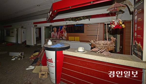 양키시장과 연결된 계단을 올라가니 상영관과 함께 과거 커피를 팔았던 판매대, 휴게실 공간 등이 보였다. 2025.9.12 /조재현기자 jhc@kyeongin.com