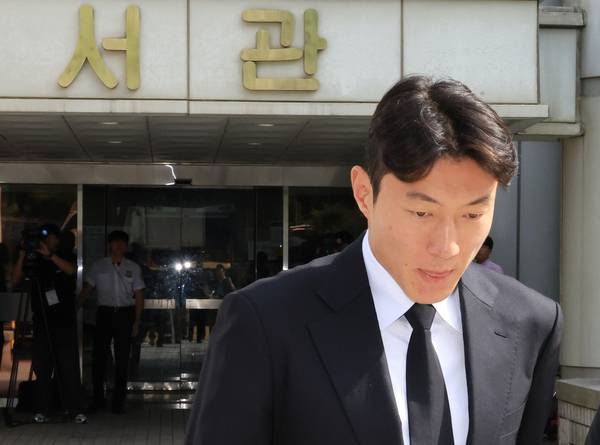 축구선수 황의조가 지난 4일 서울 서초구 서울중앙지법에서 열린 성폭력범죄의 처벌 등에 관한 특례법 위반(카메라 등 이용촬영) 혐의 2심 선고재판에서 징역형 집행유예 선고를 받고 법원을 나서며 기자의 질문에 답하고 있다. 2025.9.4 /연합뉴스