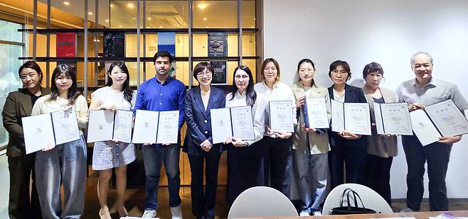 ▲&nbsp;경기도·경기도여성가족재단이 운영하는 젠더폭력통합대응단이 지난 19일 '2025년 통번역지원단' 발족하며 위촉장을 전달했다./사진제공=경기도여성가족재단