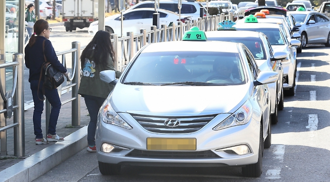 ▲&nbsp;택시 정류장에서 한 승객이 택시에 탑승하고 있다./인천일보DB