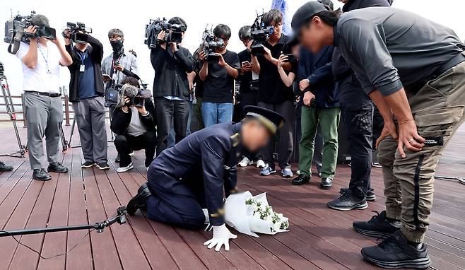 ▲ 22일 인천시 옹진군 영흥면 하늘고래전망대에서 고 이재석 경사 순직 당시 당직 팀장이 유가족에게 무릎을 꿇고 사죄하고 있다. /이재민 기자 leejm@incheonilbo.com