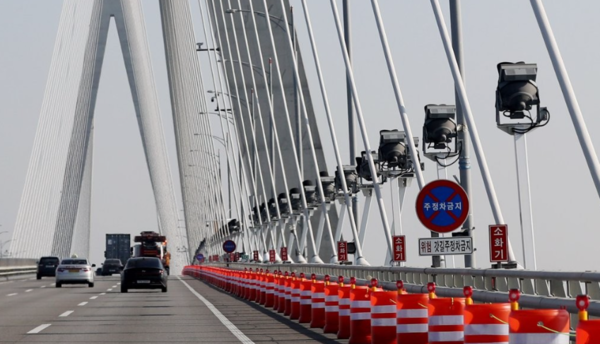 인천대교 갓길에 설치된 드럼통 [사진=연합뉴스]